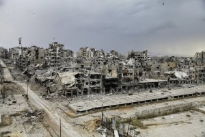 Destruição na Síria após bombardeios do regime, dos EUA, Rússia e França