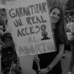joven-con-nuestra-pancarta-B-N-1152×1536