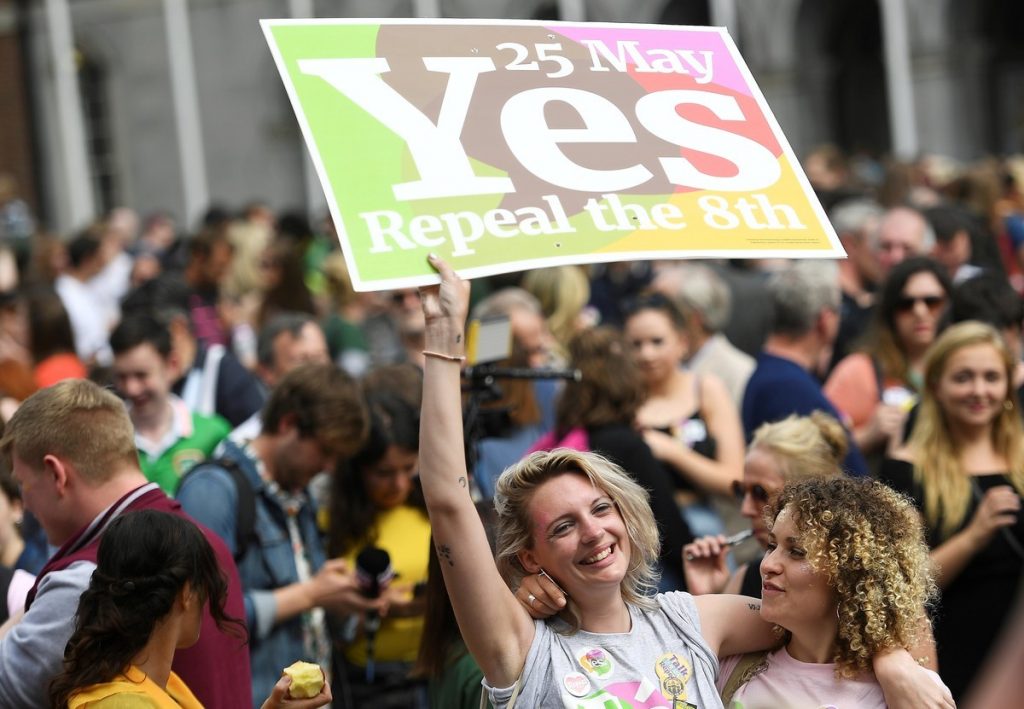 Abrumadora victoria del SÍ en el plebiscito de Irlanda da a las mujeres el derecho de decidir