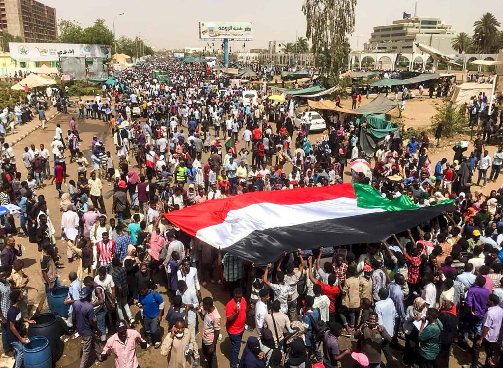 Masas sudanesas rechazan golpe militar después de la caída de Omar al-Bashir