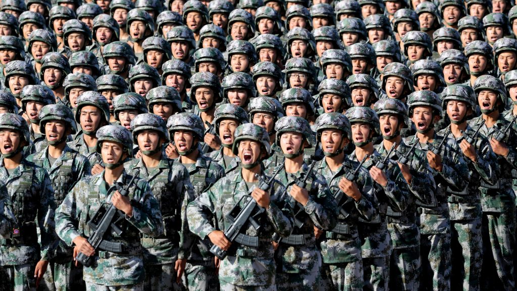 El Ejército chino despliega tropas en la frontera de Hong Kong