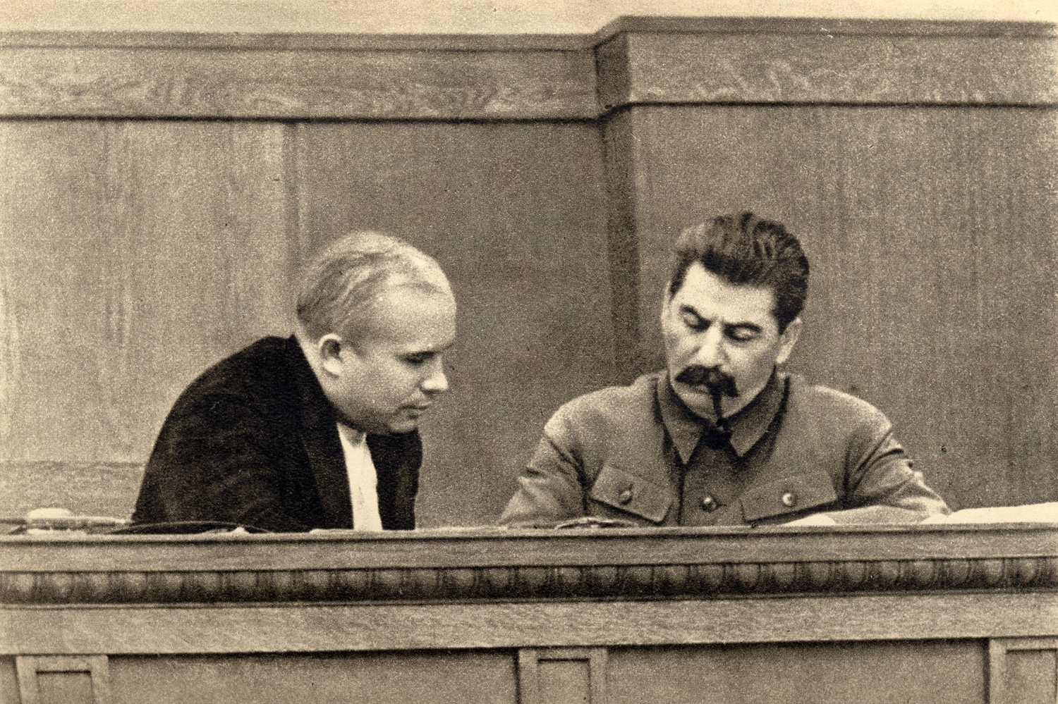 Joseph Stalin y Nikita Kruschov (1936)
