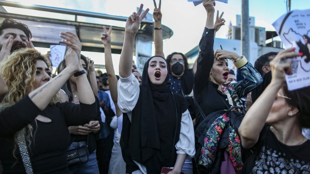 Las movilizaciones en Irán siguen creciendo y apuntan al régimen