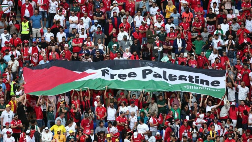 En la Copa de las protestas, se destacan banderas palestinas