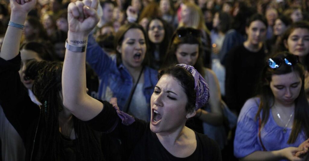 Mientras se mantenga el capitalismo, no habrá liberación de la mujer. Un debate sobre feminismo
