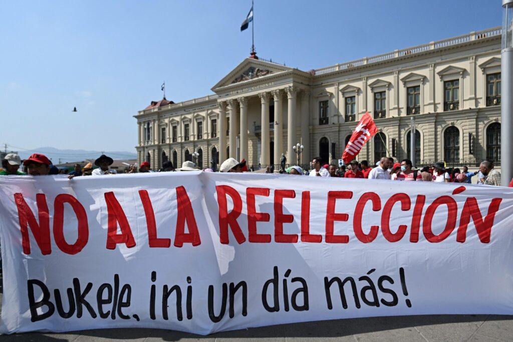 Voto crítico contra Bukele, sin apoyo político a la oposición