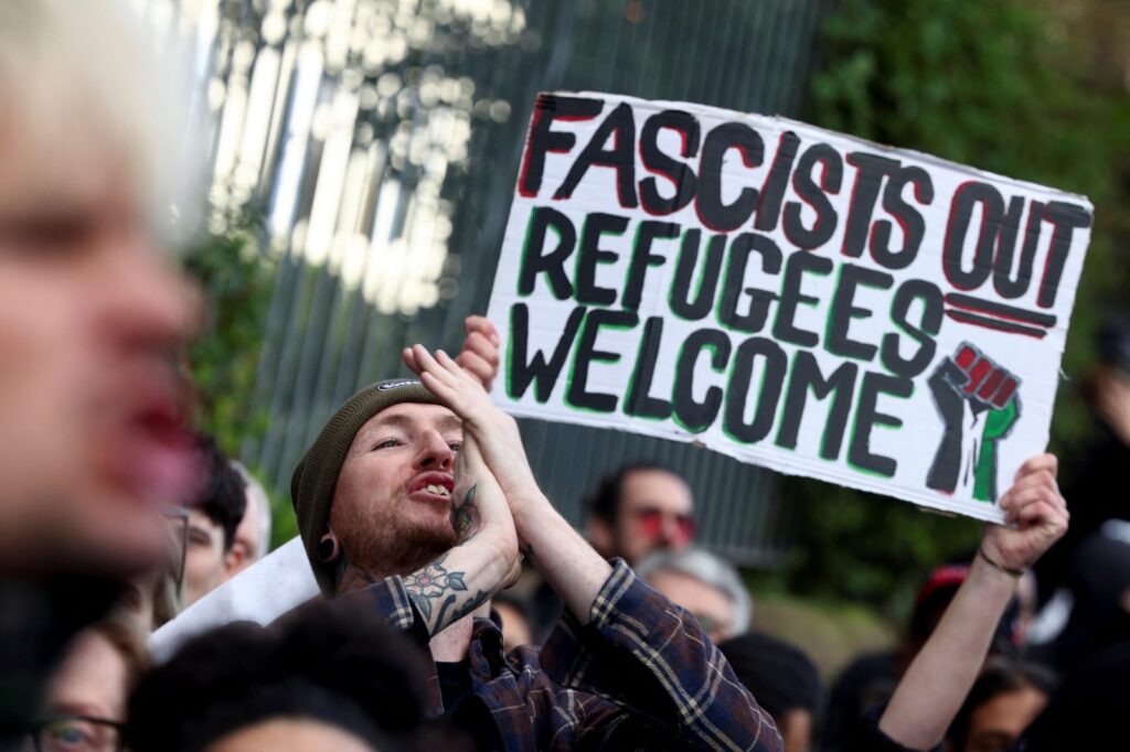 Miles de personas se movilizan para detener a los fascistas en toda Inglaterra