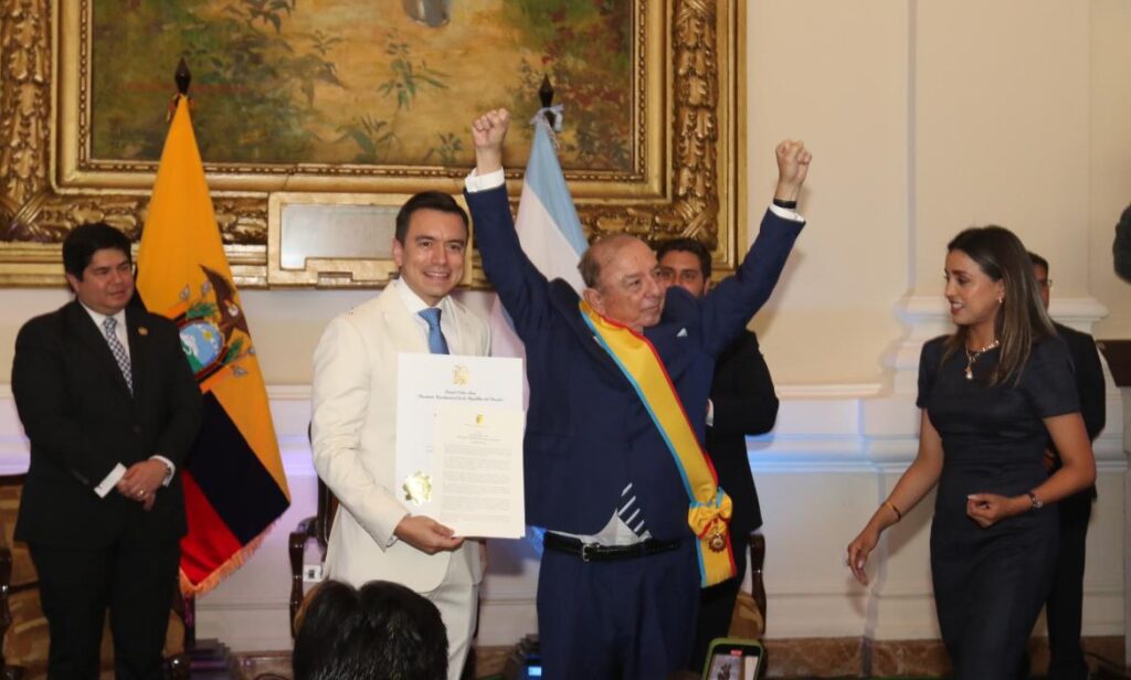 Noboa apaga la luz para privatizarla