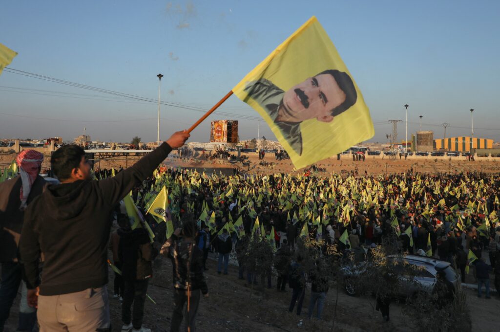 Ocalán disuelve el PKK