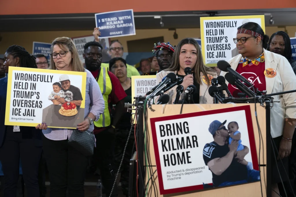 Funcionarios de Trump desafían a los tribunales y envían inmigrantes a una brutal prisión salvadoreña