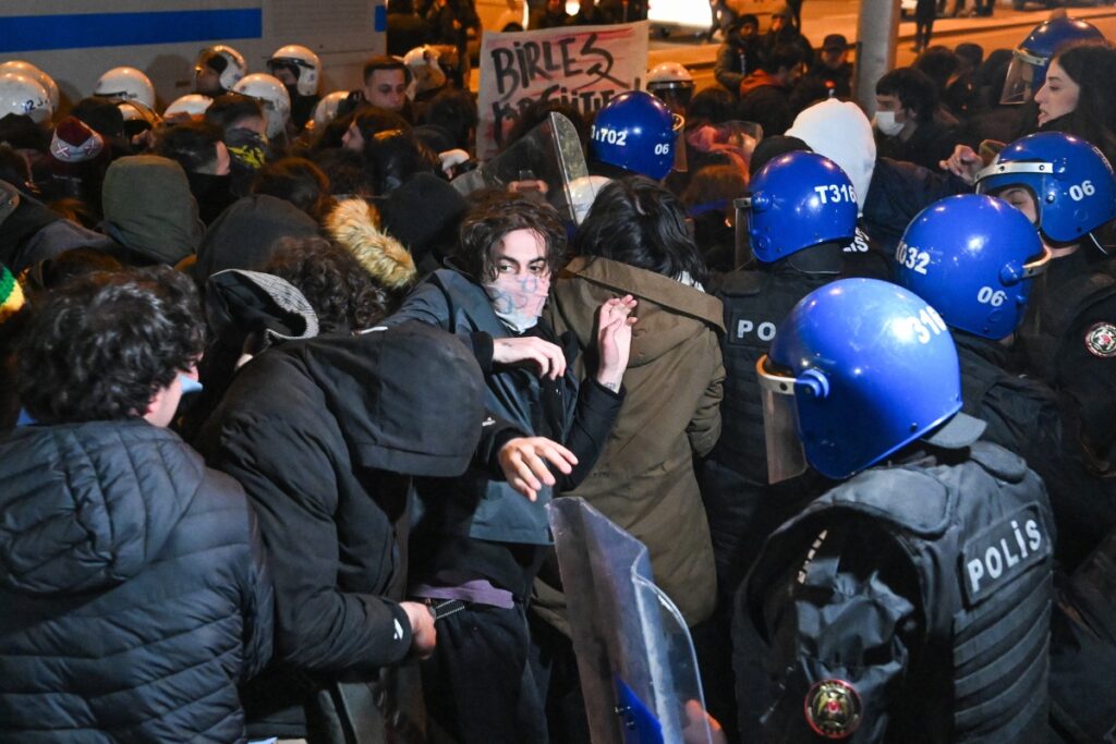 ¡Toda nuestra solidaridad con el pueblo turco! ¡Libertad a los detenidos! ¡Seguir en las calles hasta echar a Erdoğán!