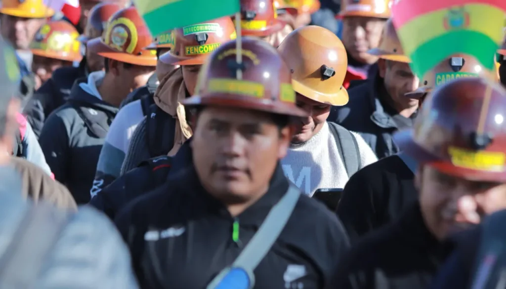 Dos días de bloqueos mineros en La Paz