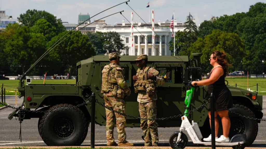Las ambiciones de Trump sobre un estado policial: la ICE se expande mientras las tropas entran en DC