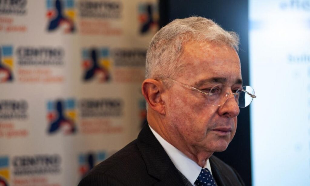 Álvaro Uribe Vélez es condenado, aunque por el menor de sus crímenes
