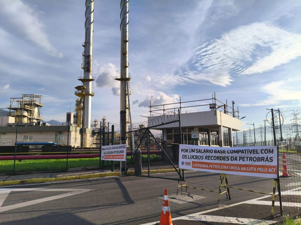 Los trabajadores petroleros inician una huelga nacional por el Acuerdo Colectivo de Trabajo