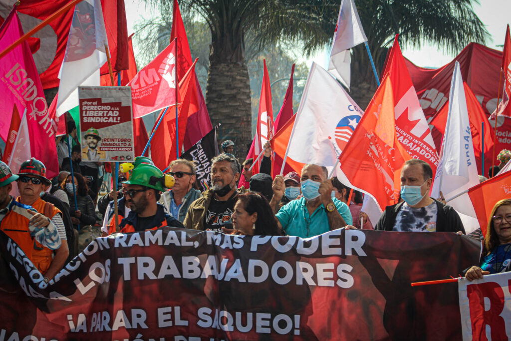 Dirigentes sindicais, economistas e convencionais realizam audiência com o presidente da Convenção Constitucional sobre a nacionalização da Grande Mineração