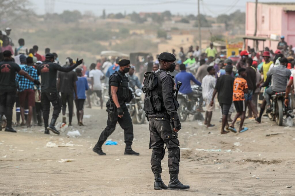 Angola: entre a ditadura e a revolução