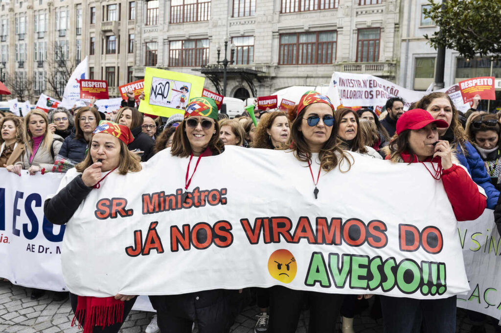 Governo reprime os professores, enquanto destrói a Escola Pública. A luta pela sua defesa é de todos os trabalhadores!