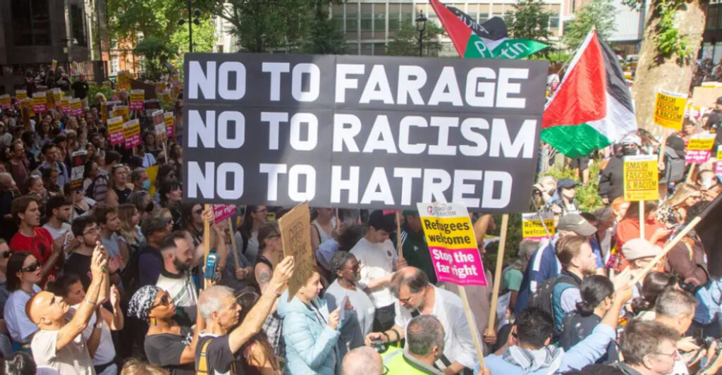 Milhares manifestam-se em toda a Inglaterra para deter fascistas