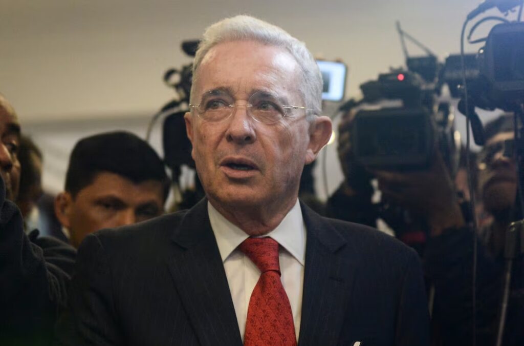 Álvaro Uribe Vélez é condenado, ainda que pelo menor dos seus crimes