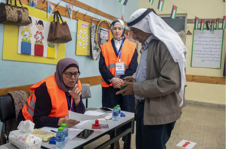 Sob genocídio e limpeza étnica, palestinos votam em eleições locais